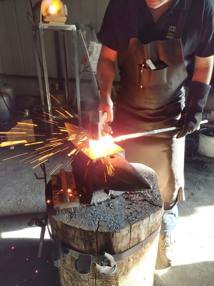 Forgeron action avec marteau